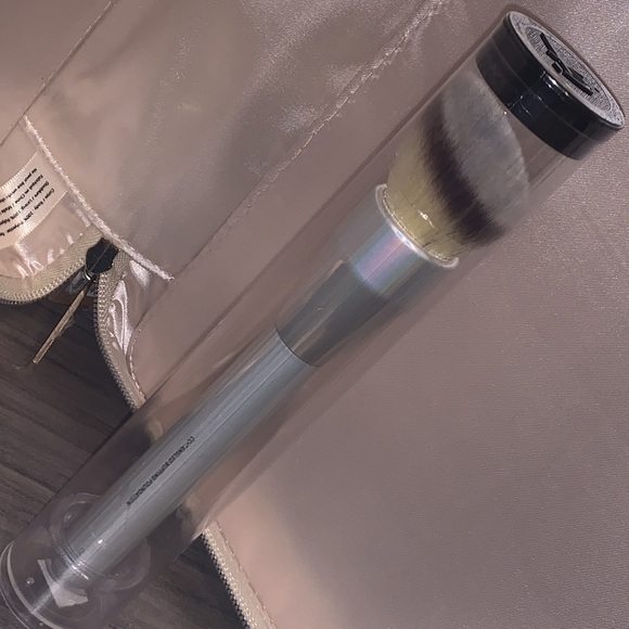 IT Cosmetics NEW Angled Buffing Foundation Brush - Picture 3 of 8